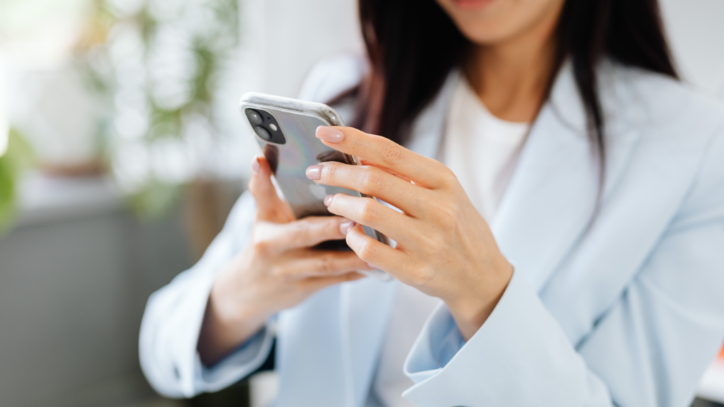 Beispielbild Person mit Handy